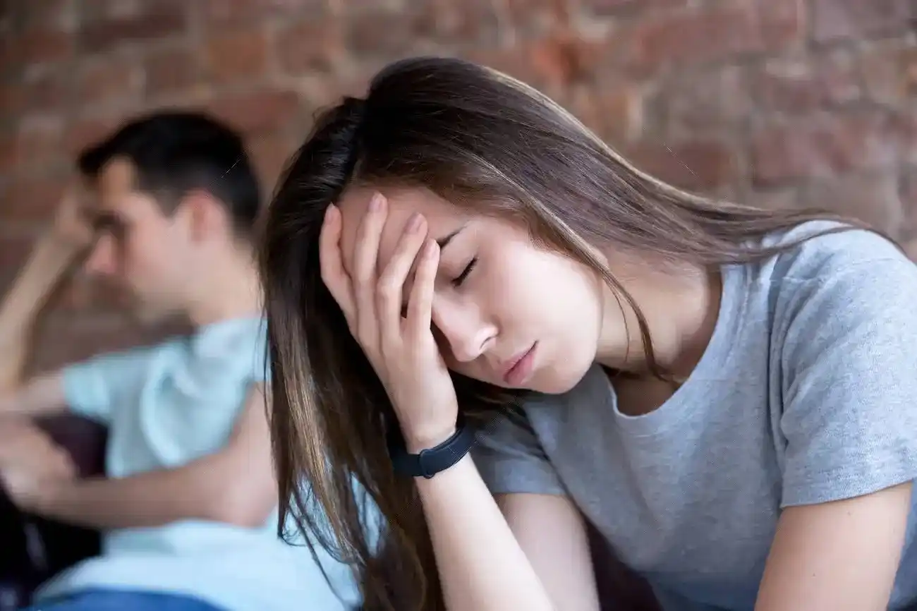 que es la migrana mujer con dolor de cabeza